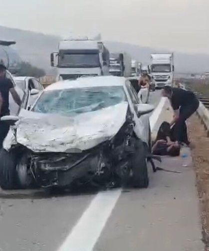 Kontrolden çıkan otomobil tıra ve bariyerlere çarptı: 3 yaralı