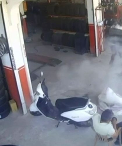 Tamir sırasında şişirilen lastik bir anda patladı: İşçi savruldu