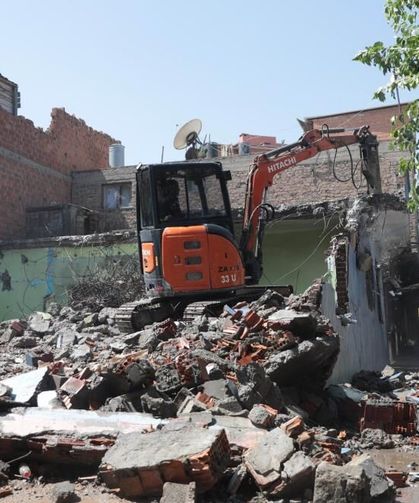 Diyarbakır’da Metruk Binalar Tek Tek Yıkılıyor