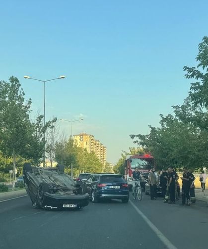 Diyarbakır’da Seyir Halindeki Otomobil Takla Attı: 2 Yaralı