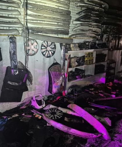 Gece Saatlerinde Yangın Paniği: Oto Aksesuar Dükkanı Yandı