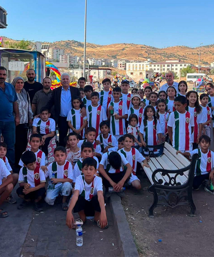 Belediye Başkanı Kur’an kursu öğrencilerine Amedspor forması hediye etti!