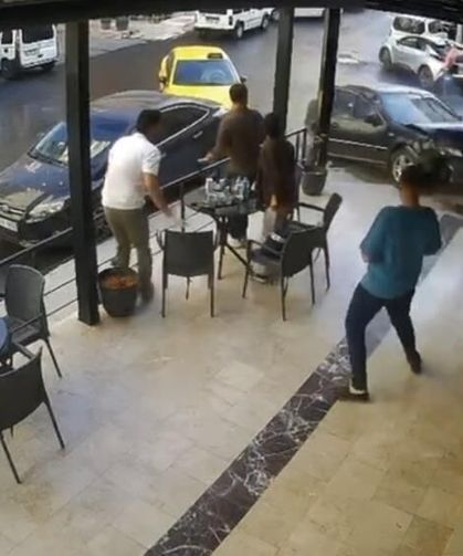 İki Araç Çarpıştı, Savrulan Otomobil Kafeye Daldı: