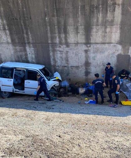 Kontrolden Çıkan Araç Köprüden Şarampole Uçtu: 2 Ölü!