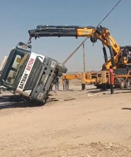 Kontrolden Çıkan Beton Mikseri Devrildi: Sürücü Yaralandı