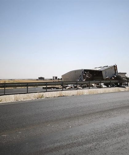 Kontrolden Çıkan TIR Bariyerlere Çarpıp Devrildi: Sürücü Yaralandı