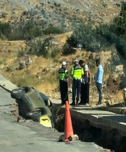 Rüzgar Dubaları Sürükledi, Otomobil Çukura Uçtu