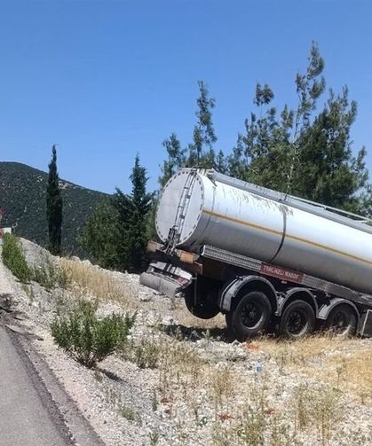 Şarampole Devrilen Tankerin Sürücüsü Yaralandı