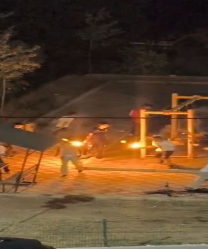 Parkta Korku Dolu Anlar: Yanan Sopalarla Çocukları Kovaladılar