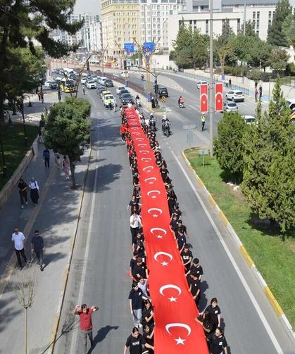 Gaziler Günü’nde Mardin Sokaklarında 47 Metrelik Bayrak Açıldı