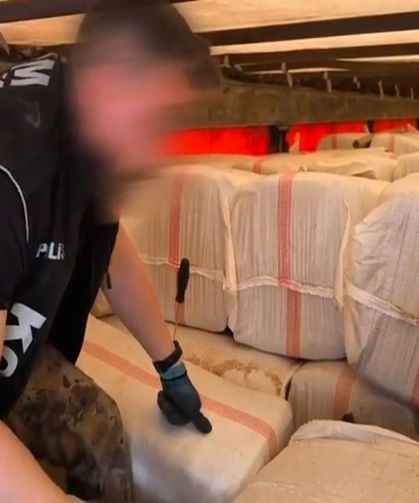 Samanların Arasına Gizlenmiş Binlerce Kaçak Ürün Ele Geçirildi