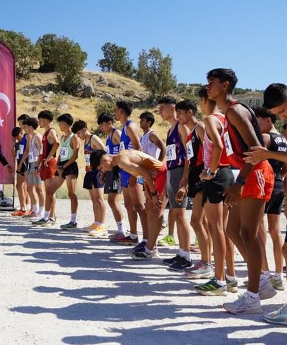 30 İl, 120 Sporcu, Tek Zirve: Namaz Dağı Eteklerinde Koşu Heyecanı
