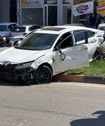 Beton mikseri otomobile çarptı: Aynı aileden 4 yaralı