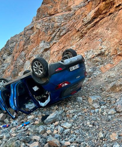 Şarampole devrilen otomobilde 5 kişi yaralandı