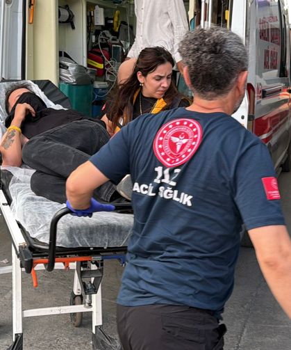 Kadına yardım etmek isteyen genç yaralandı