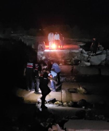 Su Seviyesi Bir Anda Yükseldi: 4 Kişi Yıkık Köprüde Mahsur Kaldı