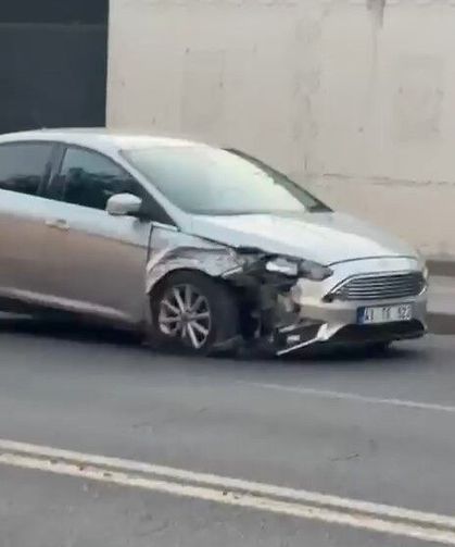 Ehliyetsiz sürücü dönüş yaparken kazaya karıştı
