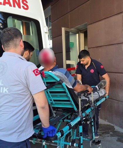 Buzdolabı taşırken dengesini kaybetti: Yaralandı