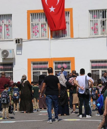 Okulun ilk gününde miniklerin heyecanı