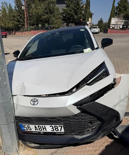 Kontrolden çıkan otomobil direğe çarptı