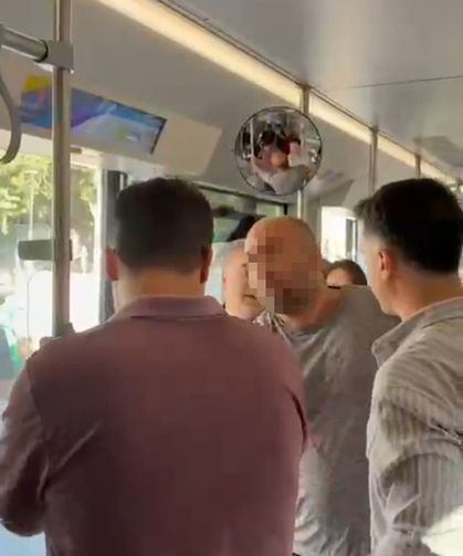 Önce yaşlı adamla tartıştı, ardından kadın muhabirlere saldırdı