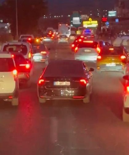 Sürücüler itfaiyeye yol verdi, bir araç fermuar sistemini bozdu