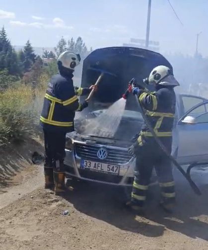 Seyir halindeki otomobil alev aldı