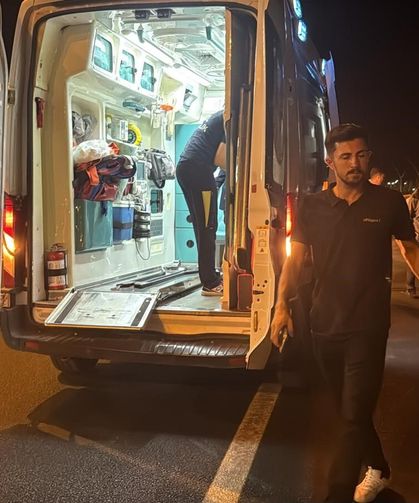 Seyir halindeki kamyonetten düşen genç yaralandı