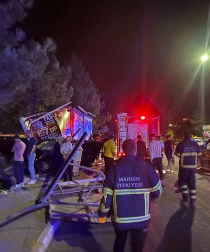 Kontrolden Çıkan Otomobil Reklam Panosuna Çarptı: 3 Yaralı