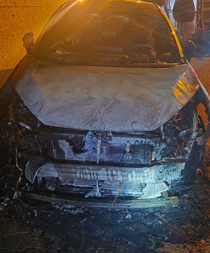 Park halindeki otomobilde çıkan yangın paniğe neden oldu