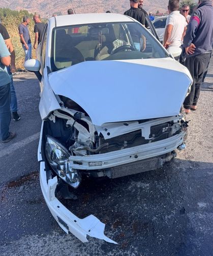 Otomobiller çarpıştı: 2 sürücü yaralandı