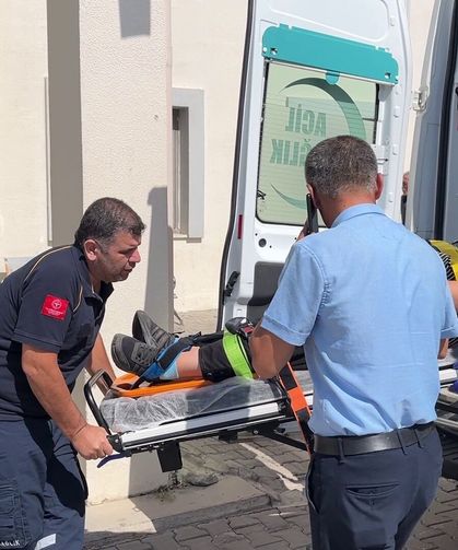 Hafriyat kamyonunun çarptığı otomobilde 3 kişi yaralandı