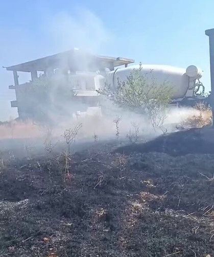 Kopan elektrik telleri evlerin arasında yangına neden oldu