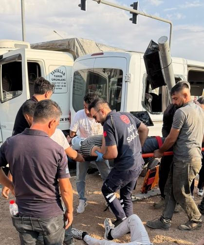 Çöplük Kavşağı’nda feci çarpışma: 6 yaralı