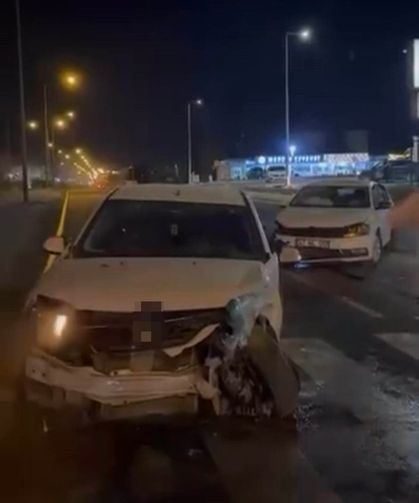 İki otomobil kavşakta çarpıştı: 3 kişi yaralandı