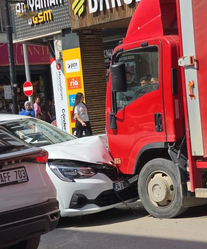 Park halindeki kamyonete çarpan otomobilde 1 kişi yaralandı