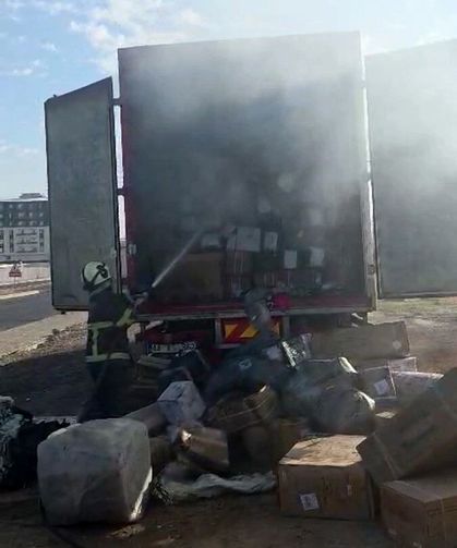 Kargo kamyonunda yangın: Bazı paketler hasar gördü