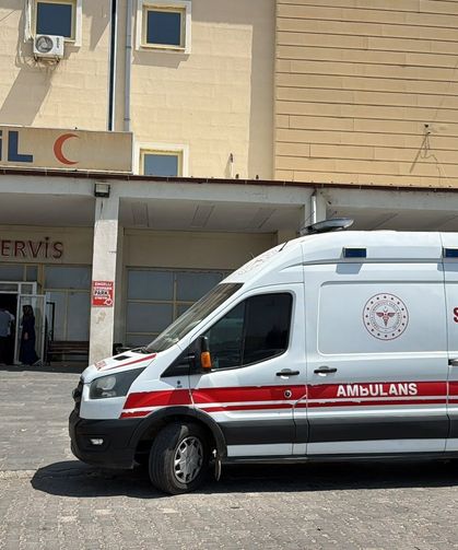 Direksiyon hâkimiyetini kaybetti, otomobil yoldan çıktı