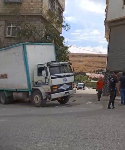 Yokuşta frenleri tutmayan kamyon geriye kayıp eve çarptı