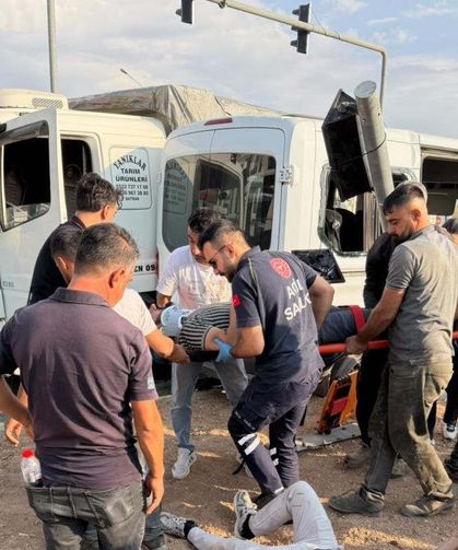 Batman'da Feci Kaza: Buğday Yüklü Kamyon ile Servis Çarpıştı, 6 Yaralı