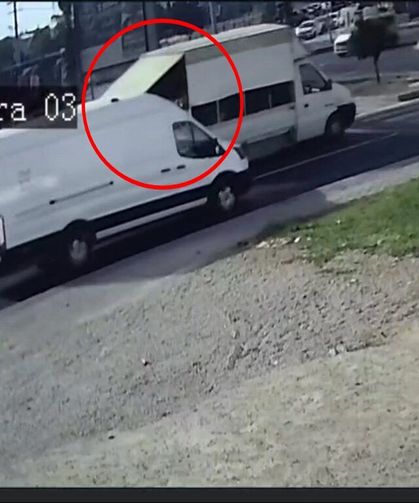 Kamyonetten Yola Dökülen Sebzeleri Diğer Sürücüler El Birliğiyle Topladı