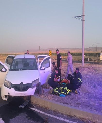 Kontrolden Çıkan Otomobil Refüje Çarptı: 4 Kişi Yaralandı