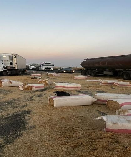 Saman Yüklü Kamyonet TIR’a Çarptı: Devrildi, Sürücü Yaralandı