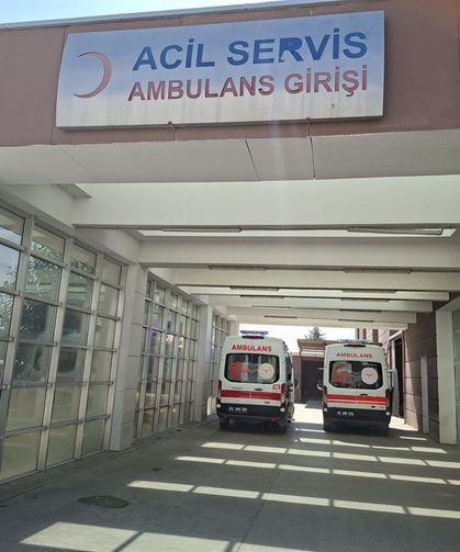 Tütün Yüklü Traktörün Römorku Devrildi: 9 Yaralı