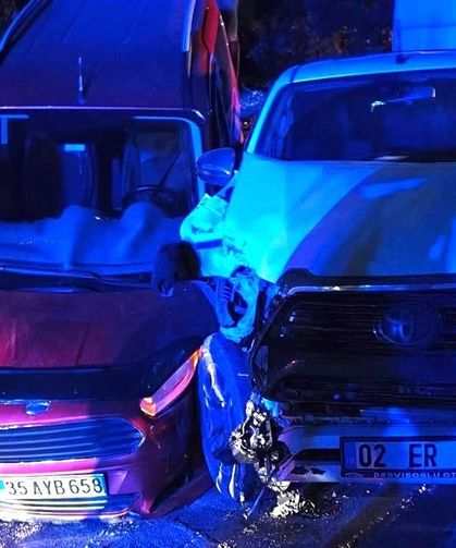 Kahta'da İki Hafif Ticari Araç Çarpıştı: 8 Yaralı!