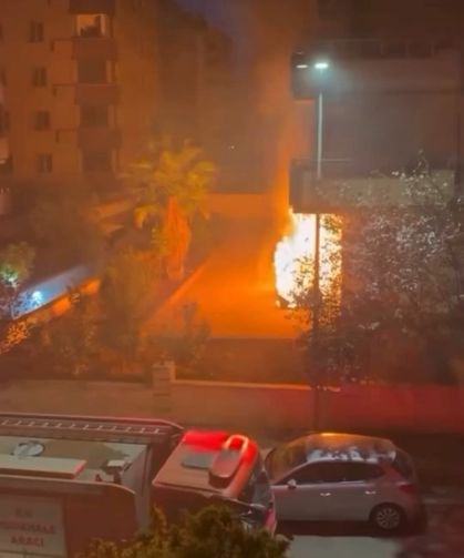 Site Bahçesinde Park Halindeki Elektrikli Otomobil Yandı