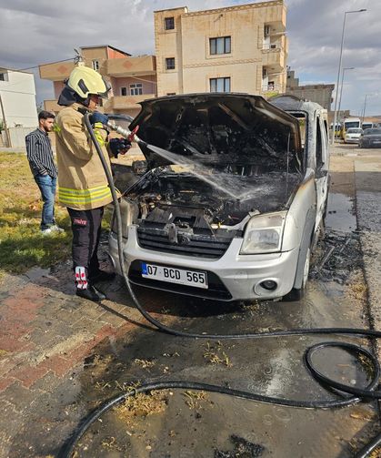 Park Halindeki Araçta Çıkan Yangın İtfaiyeyi Harekete Geçirdi