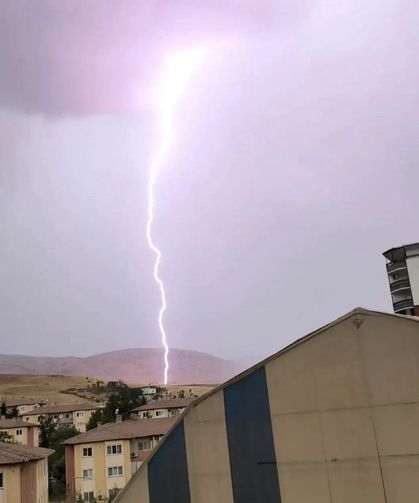 Gökyüzü bir anda aydınlandı: Yıldırım tarlaya düştü
