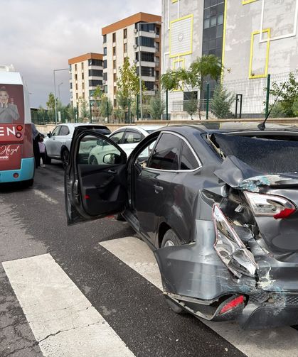 Diyarbakır’da Halk Otobüsü ile Otomobil Çarpıştı: 4 Yaralı