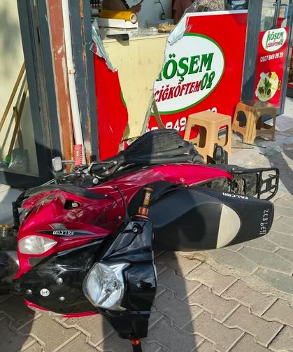 Direksiyon Hakimiyetini Kaybeden Motosiklet İş Yerine Daldı